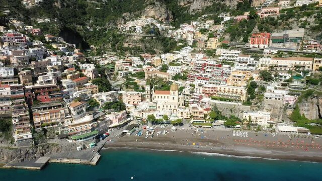 Le centre ville de Positano, son embarcad&egrave;re et sa plage sur la c&ocirc;te amalfitaine en Europe, en Italie, en Campanie, dans la province de Salerne