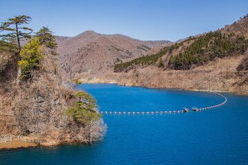 Obraz premium 四万川ダムの青い水