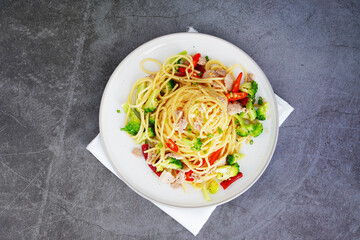 Spaghetti with vegetables, broccoli, room cooking, sesame seeds, dried chili, fresh chili