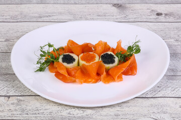 Sliced salmon with caviar