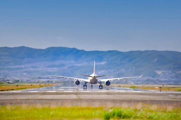 離陸しようとする飛行機の後ろ姿；大阪国際空港での飛行機離陸イメージ