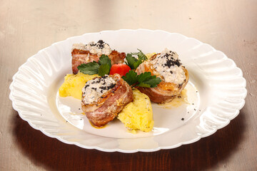 Baked pork medallions in bacon