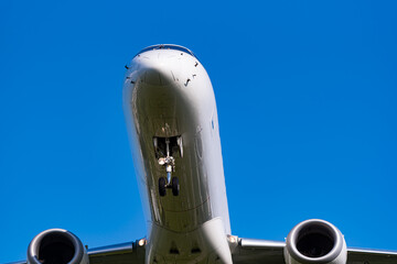 大きな飛行機の前方部分のイメージ
