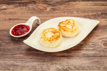 Cottage cheese pancakes with strawberry jam