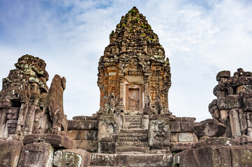 Fototapeta premium Ancient buddhist khmer temple in Angkor Wat, Cambodia. Bakong Prasat