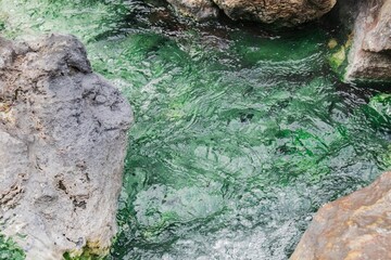 お湯が湧き出る青い川