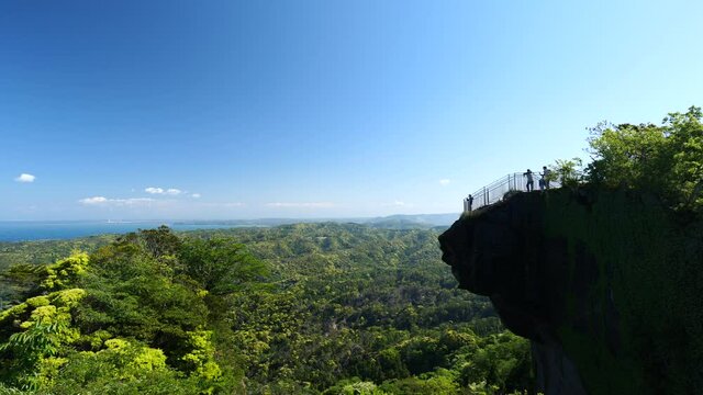 初夏の青空広がる千葉県鋸山山頂　地獄のぞき　5月