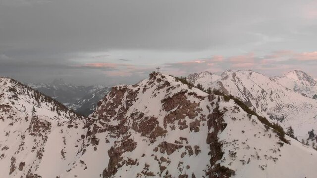 Sonnenuntergang im Winter auf dem Iseler