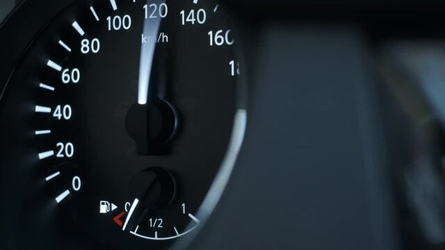 Speedometer pointer makes self-diagnosis when the car engine starts