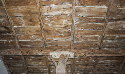 Antico soffitto con travi di legno