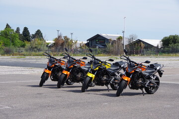 moto d'auto &eacute;cole sur parking
