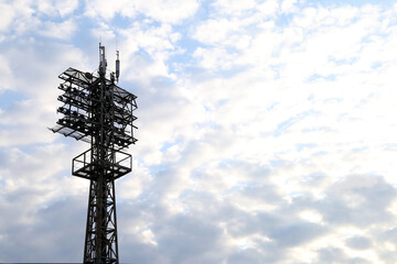 Obraz premium transmitter tower against a cloudy sky