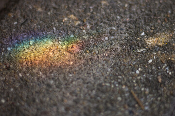 Odbicie słońca w lusterku na chodniku z efektem pięknej kolorystycznej tęczy