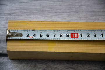 Measurement with a measuring tape of a wooden bar.
