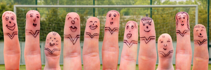 Elf Finger mit lustigen Gesichter stellen das Mannschaftsfoto einer Fußballmannschaft nach