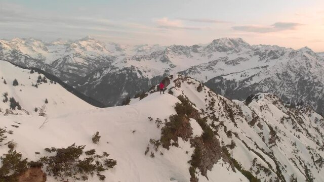 Sonnenuntergang im Winter auf dem Iseler