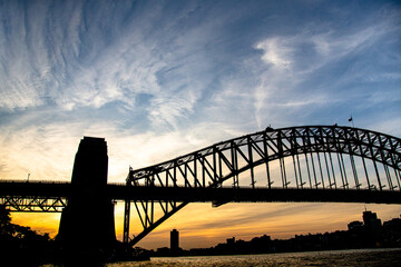 Obraz premium The harbour bridge from across the bay in Sydney, Australia