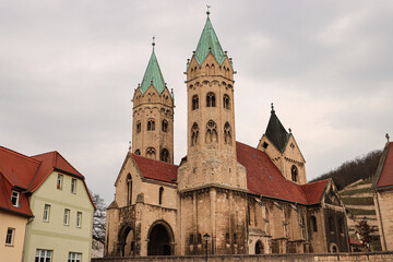 Fototapeta na wymiar Architektonisches Kleinod in Freyburg (Unstrut); Stadtkirche St. Marien mit den markanten Zwillingstürmen