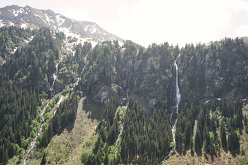 Bergpanorama mit Wasserfall