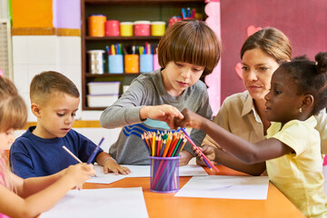 Kinder im internationalen Kindergarten beim Malen