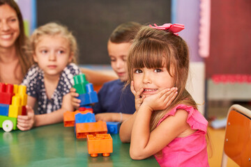 Fototapeta na wymiar Kleines Mädchen und ihre Freunde im Kindergarten