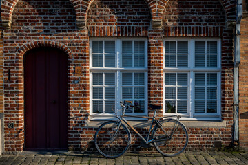 Fototapeta na wymiar A bicycle in front of a brick wall in Belgium Brugges