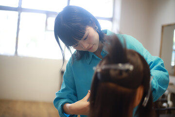 髪を切る練習する美容師　イメージ