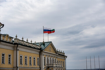 Fototapeta na wymiar flag of Tatarstan on the roof of the administrative building 