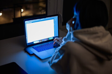 A female work at night home alone.