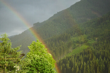 Regenbogen in den Bergen