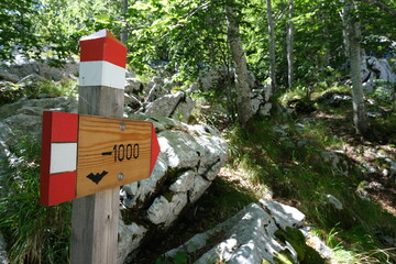 Signpost of a mountain path in the Apuan Alps.A path on the side of the Garfagnana that allows you to visit numerous caves. 