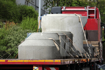schwertransporter mit schachtringe für eine baustelle