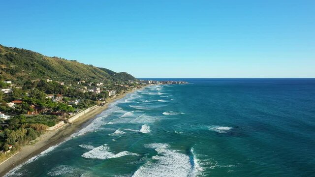 La cote et la plage bord&eacute;es par les vagues de la r&eacute;gion de Acciaroli au bord de la mer tyrrh&eacute;nienne en Europe, en Italie, en Campanie, dans la province de Salerne