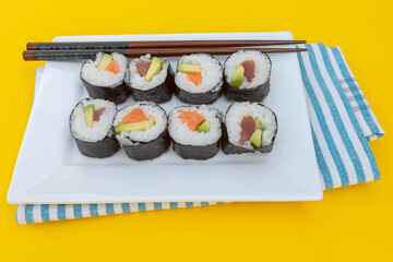 assiette de maki isolé sur une table