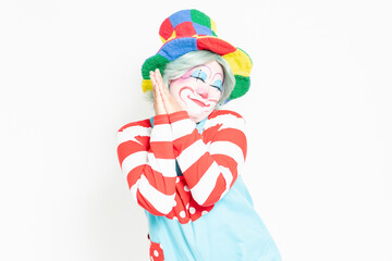 白背景の前でお願いのジェスチャーをするピエロ