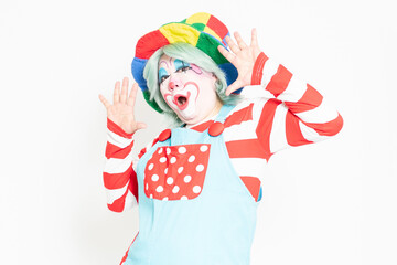 白背景の前で驚いたジェスチャーをするピエロ
