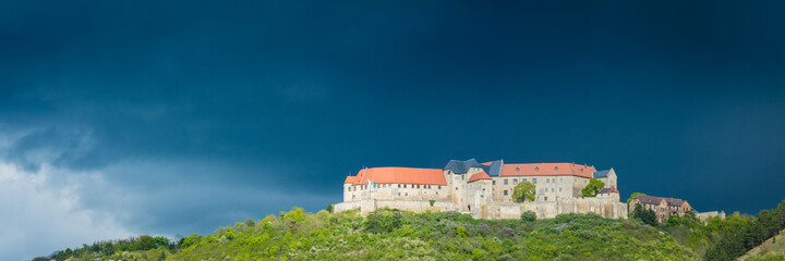 Fototapeta na wymiar Schloss Neuenburg in Freyburg Unstrut unter Gewitter im Frühling - Panorama