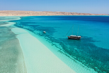 Fototapeta na wymiar Yacht in a beautiful sandy lagoon in the Red Sea, Egypt