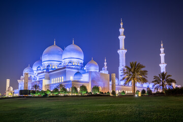 Obraz premium Sheikh Zayed Grand Mosque in Abu Dhabi at night.