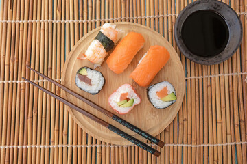 assiette de maki isolé sur une table