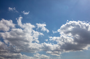 Obraz premium Clouds on blue sky background, copy space