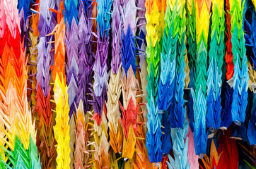grullas de papel colorido u origami colgadas de un arbol como decoracion en el Parque Memorial de la Paz de Hiroshima