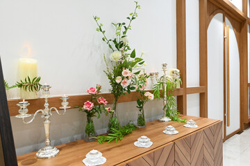 양초과 화분 꽃이있는 탁자 테이블