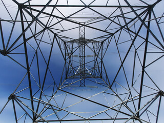 Torres de alta tensi&oacute;n