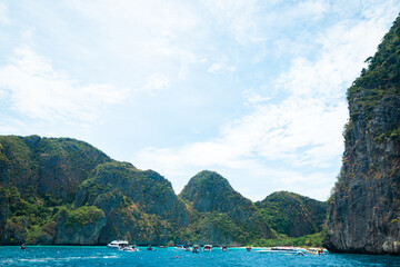 Obraz premium Maya island in area of phi phi in southern of Thailand. Have a lot of tourist boat.