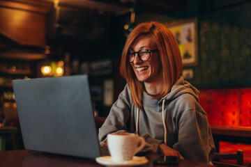 Woman working on her laptop w in a cafe