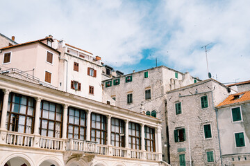 Fototapeta na wymiar Houses around the basilica of St. James in Sibenik, Croatia, against a blue sky