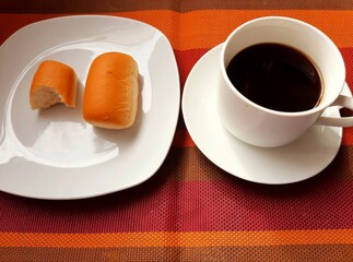 Xícara de café com bisnaguinha - Coffee with bread