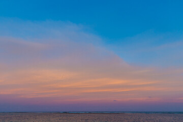 Céu multicolorido e mar