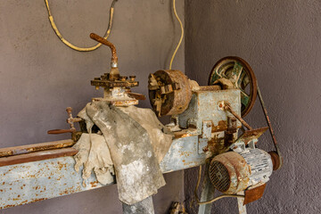 Lathe machine for manufacturing onyx products in workshop in Turkey